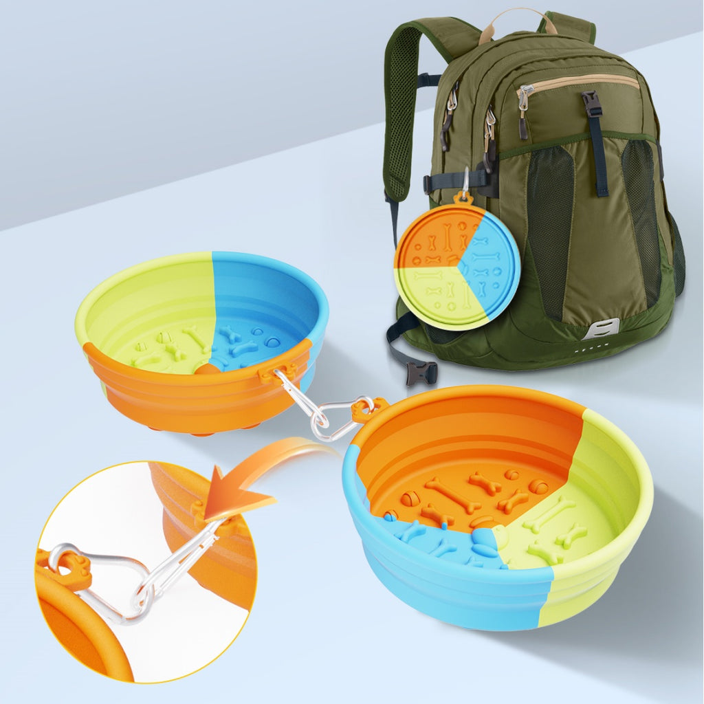 Brighty Fold&Go – Two tricolor collapsible dog bowls with carabiner clips, one attached to a hiking backpack