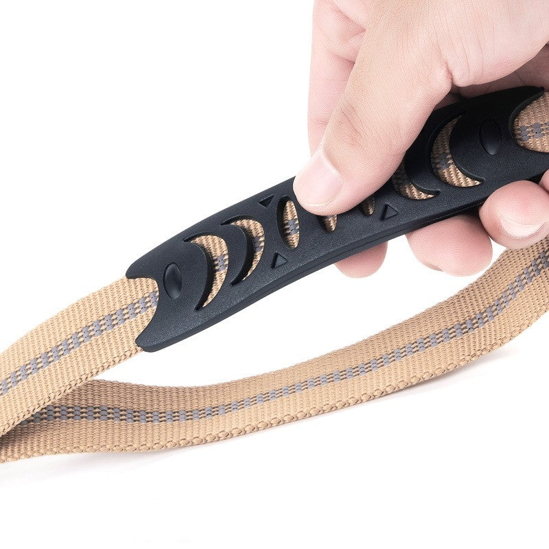 Brighty FrogLock close-up of PVC grip handle – sand color bungee dog leash with reflective strap