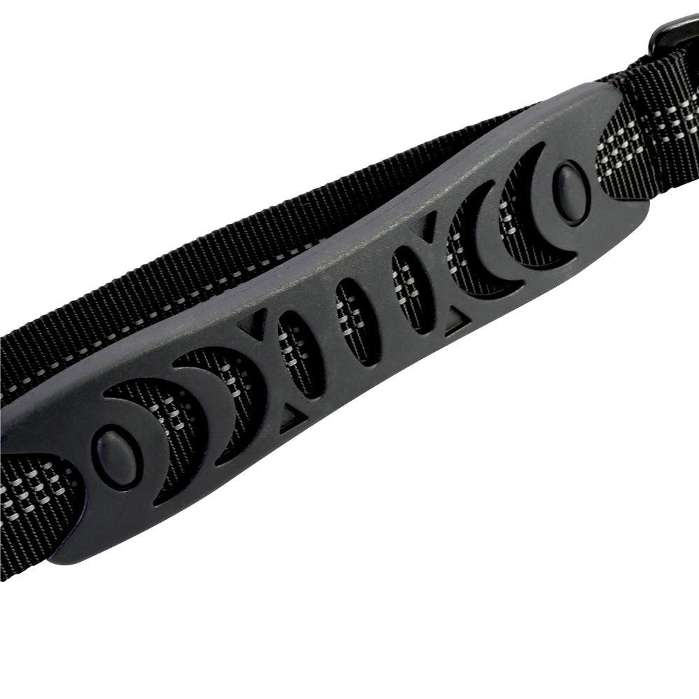 Brighty ShockGuard – Close-up of padded short control handle with black reflective stitching